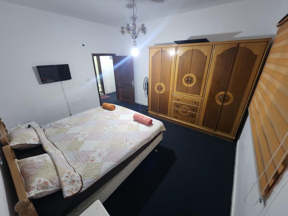 Bed, TV and multimedia, Photo of the whole room, Bedroom, wardrobe