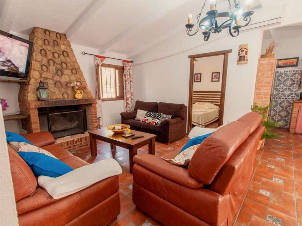 TV and multimedia, Seating area, fireplace