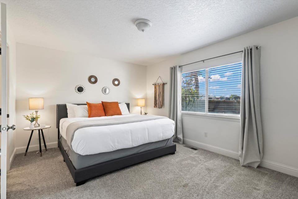 Fire Pit Getaway Shops and Dining 70in TV House in Meridian