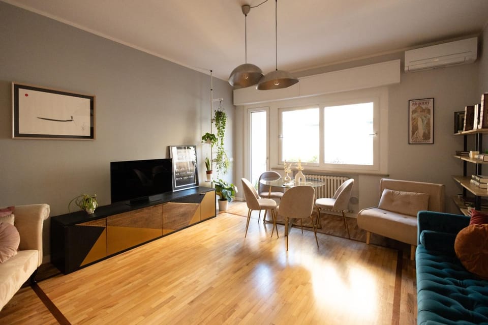 TV and multimedia, Living room, Seating area, air conditioner