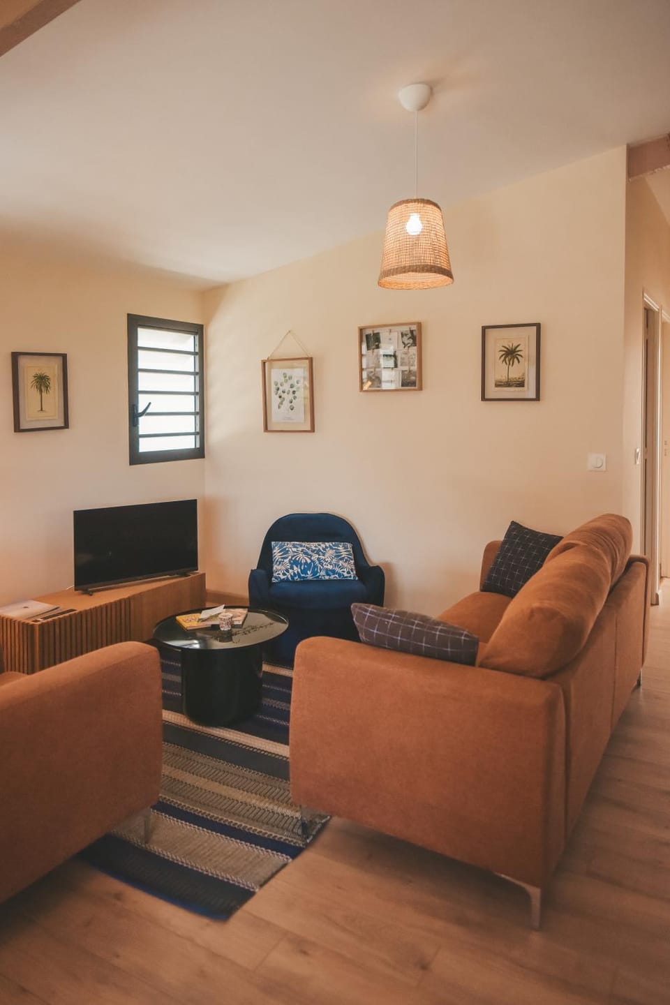 TV and multimedia, Living room, Seating area, furniture