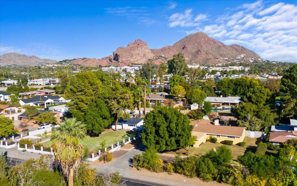 3 Br Paradise Pool Hot Tub Fire Pit Ping Pong House in Phoenix