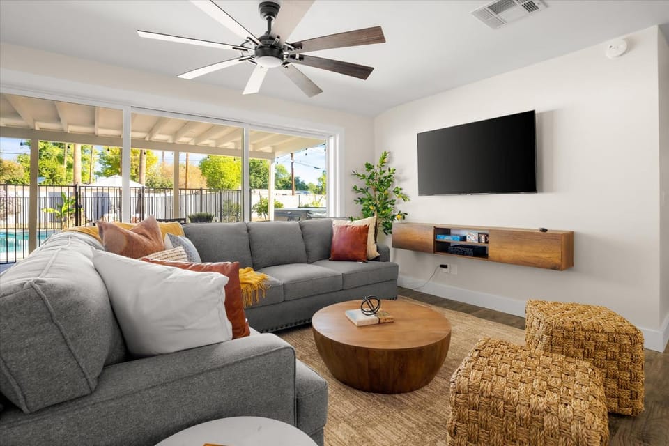 3 Br Paradise Pool Hot Tub Fire Pit Ping Pong House in Phoenix