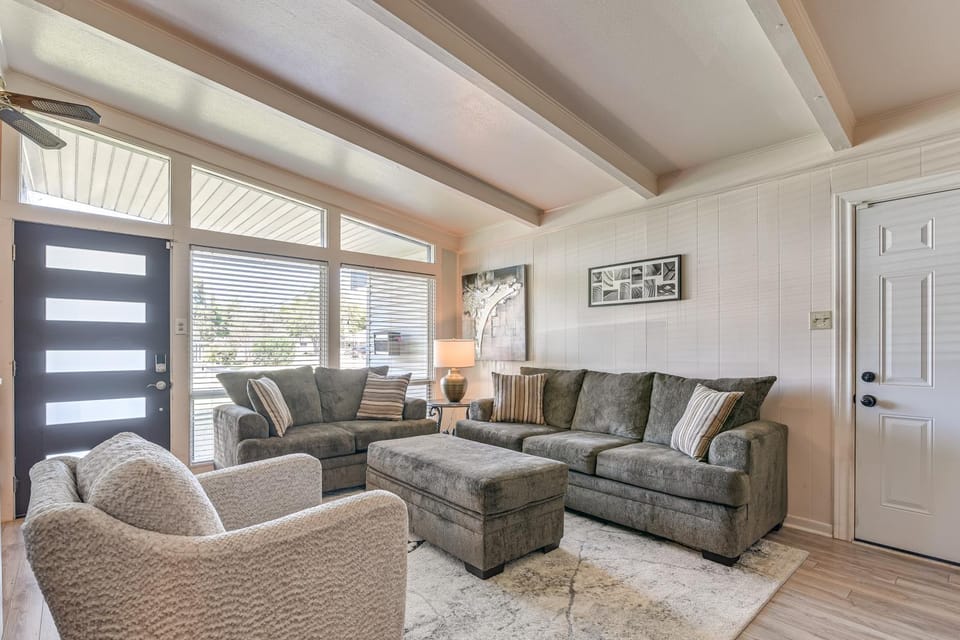 5 Mi to Texas City Dike and Beach! Family Hideaway House in Texas City