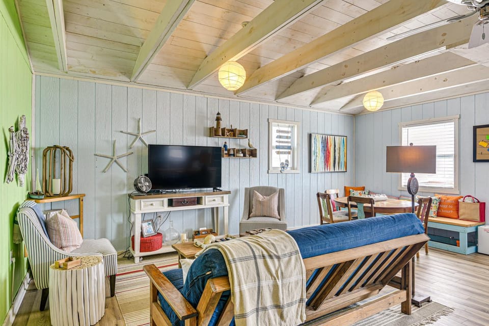 Beachfront Cottage w/ Boardwalk in Freeport House in Brazoria County