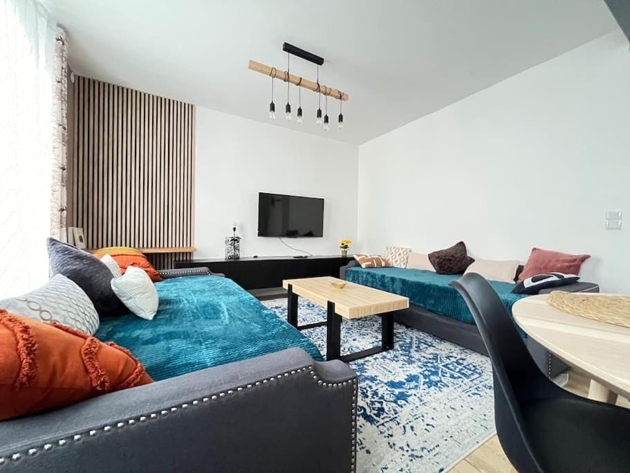 KB 21 - Metro 7 - AC - Free Parking - 4 pers Apartment in Île-de-France
