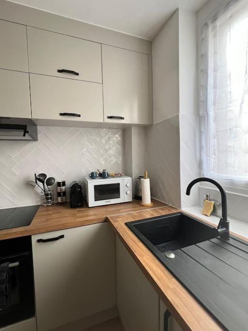 KB 21 - Metro 7 - AC - Free Parking - 4 pers Apartment in Île-de-France
