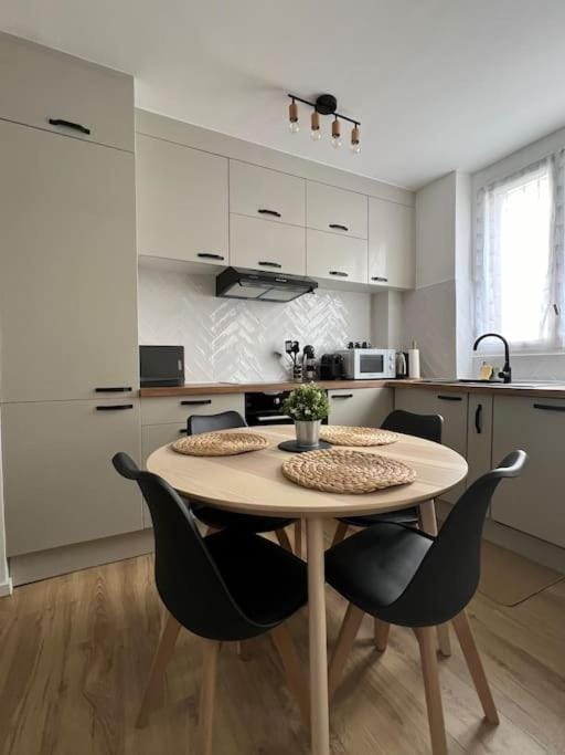 KB 21 - Metro 7 - AC - Free Parking - 4 pers Apartment in Île-de-France