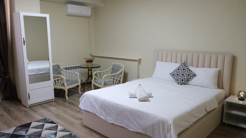 Bed, Photo of the whole room, Bedroom, towels