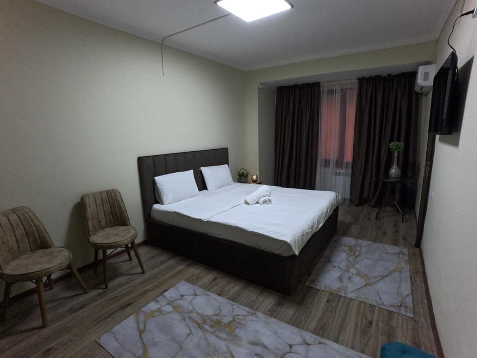 Bed, TV and multimedia, Photo of the whole room, Bedroom