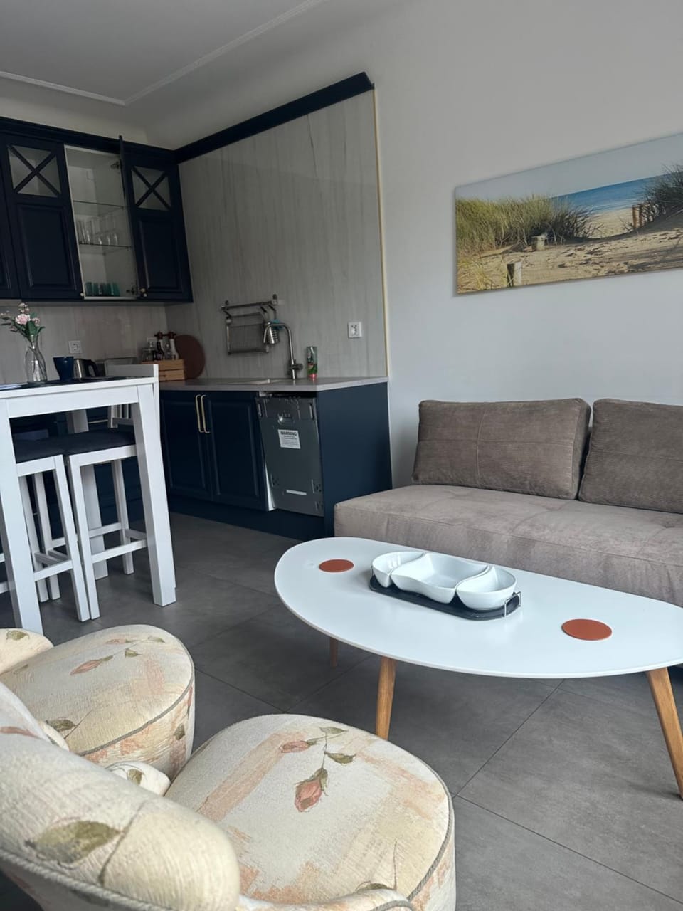 Kitchen or kitchenette, Living room, Seating area, Dining area