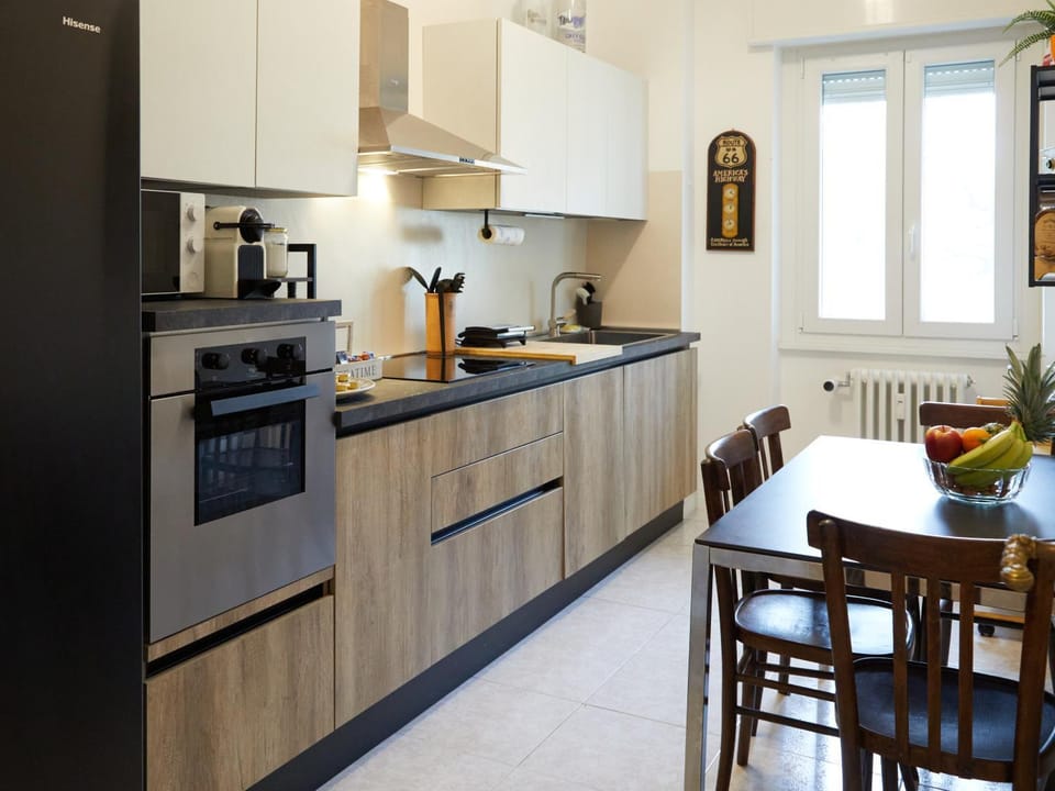 Coffee/tea facilities, Kitchen or kitchenette, Dining area, dishwasher, oven, stove, toaster