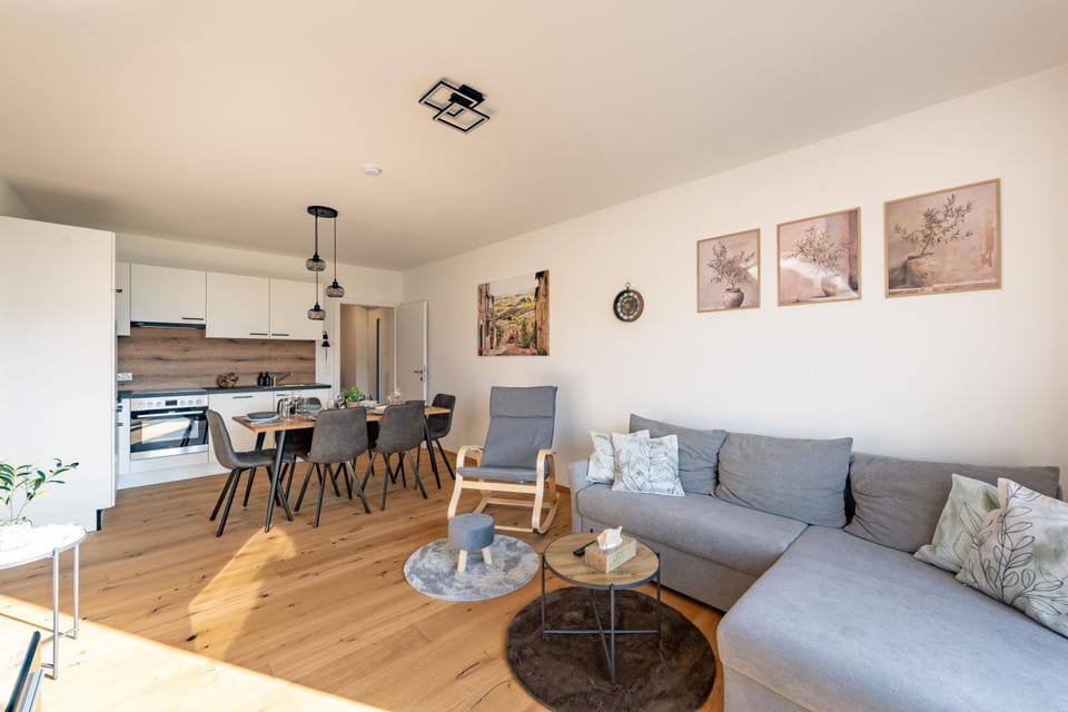 TV and multimedia, Kitchen or kitchenette, Living room, Seating area, Dining area, stove, stove, kitchen