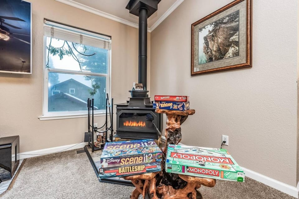 Eagle Retreat Mountain Escape New With AC House in Shaver Lake