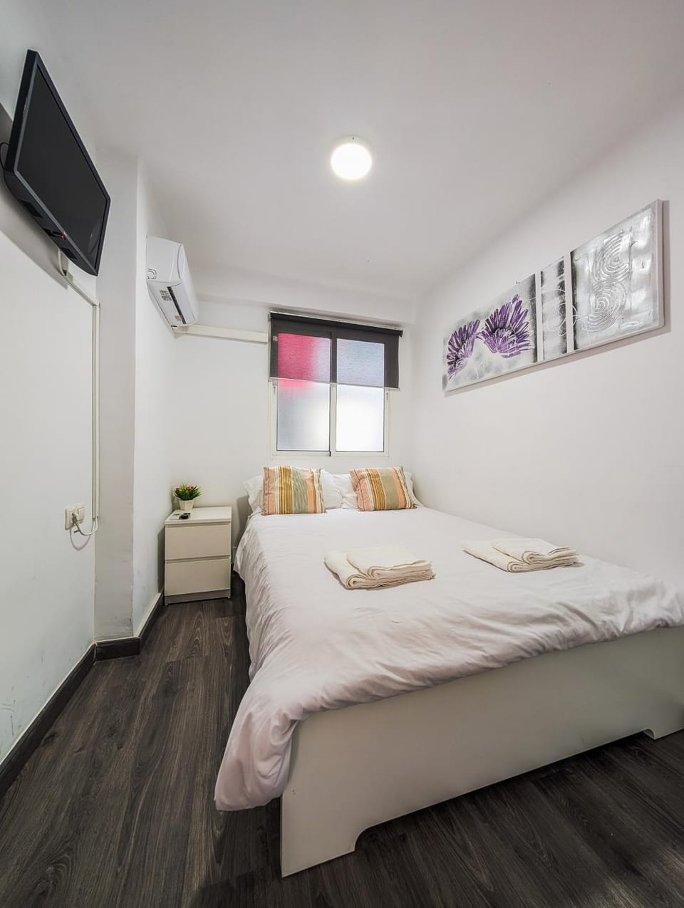 Photo of the whole room, Bedroom, air conditioner