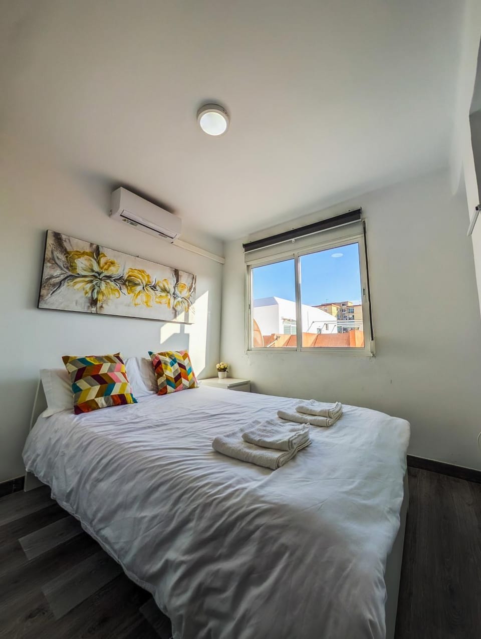 Photo of the whole room, Bedroom, air conditioner