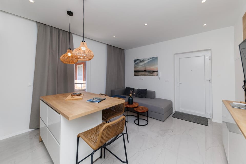 Kitchen or kitchenette, Living room, Seating area, Dining area