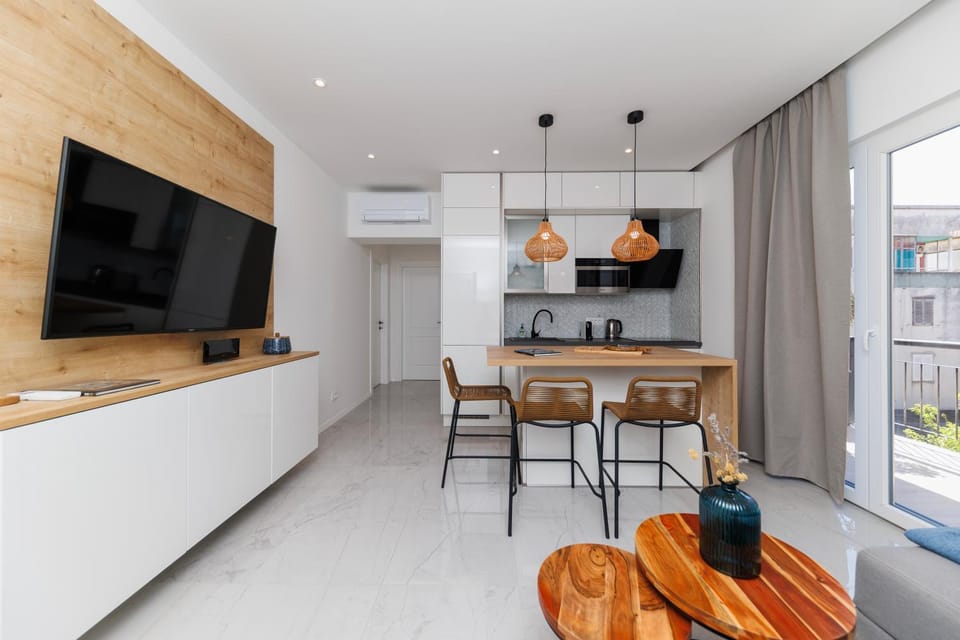TV and multimedia, Kitchen or kitchenette, oven, stove, air conditioner