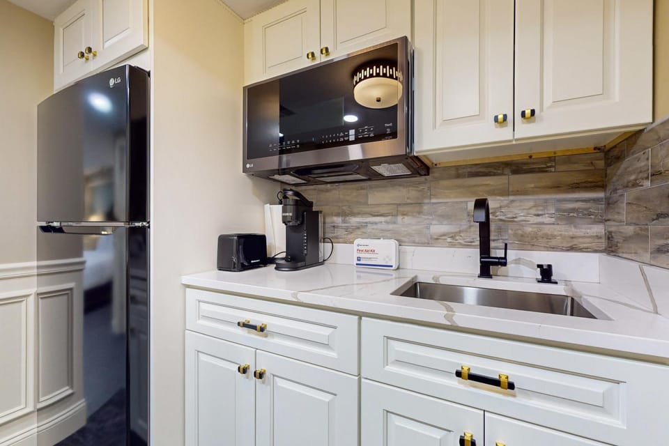 Nurse-Ready Studio Retreat! 2 Mi to Dtwn Holyoke Apartment in Holyoke