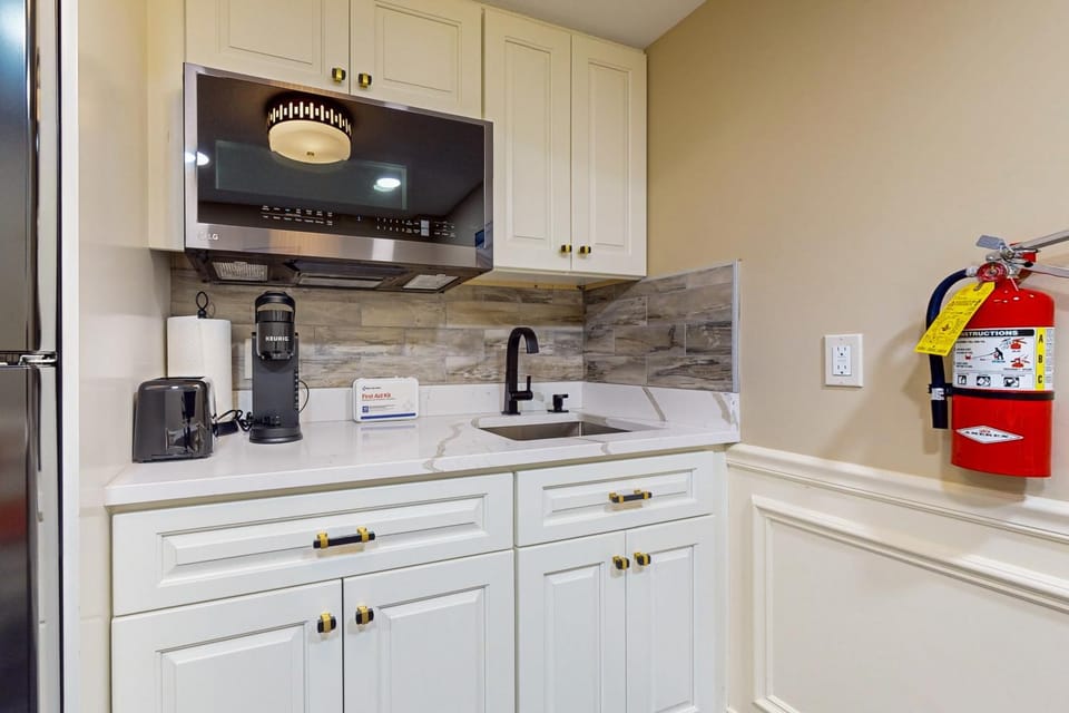 Nurse-Ready Studio Retreat! 2 Mi to Dtwn Holyoke Apartment in Holyoke