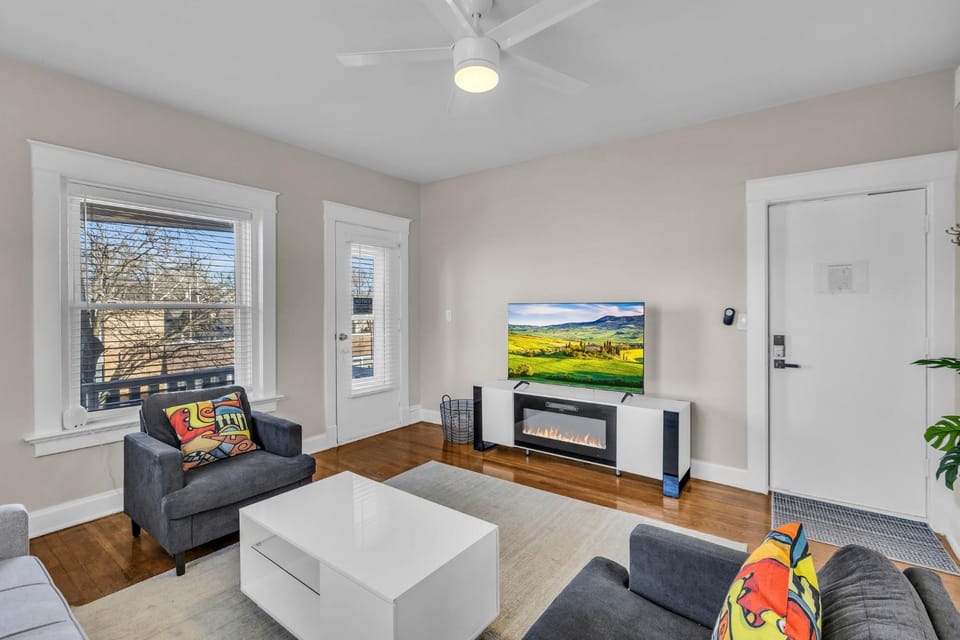 Communal lounge/ TV room, TV and multimedia, Living room, Seating area, Evening entertainment