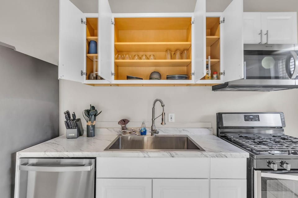 Kitchen or kitchenette, dishwasher, stove