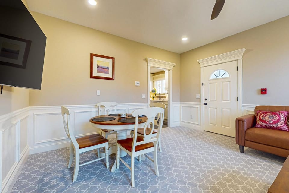 Work, Play & Stay! Apt Near Holyoke Medical Center House in Holyoke