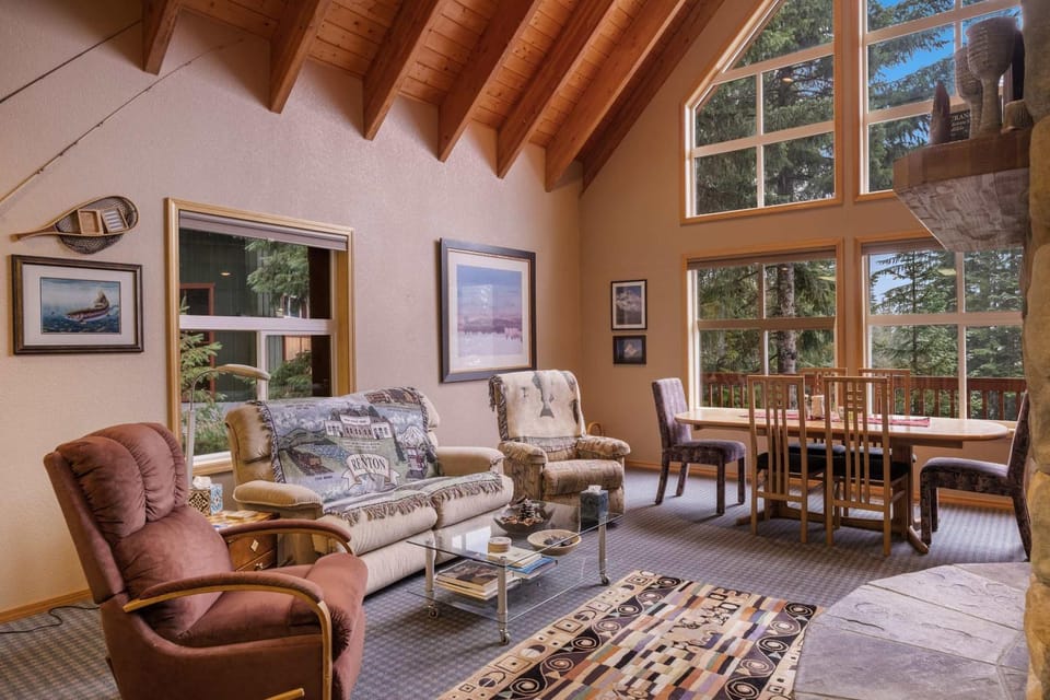 Ski Cabin 3br Hyak Fire Place 5 mins to Hill Cabin in Snoqualmie Pass