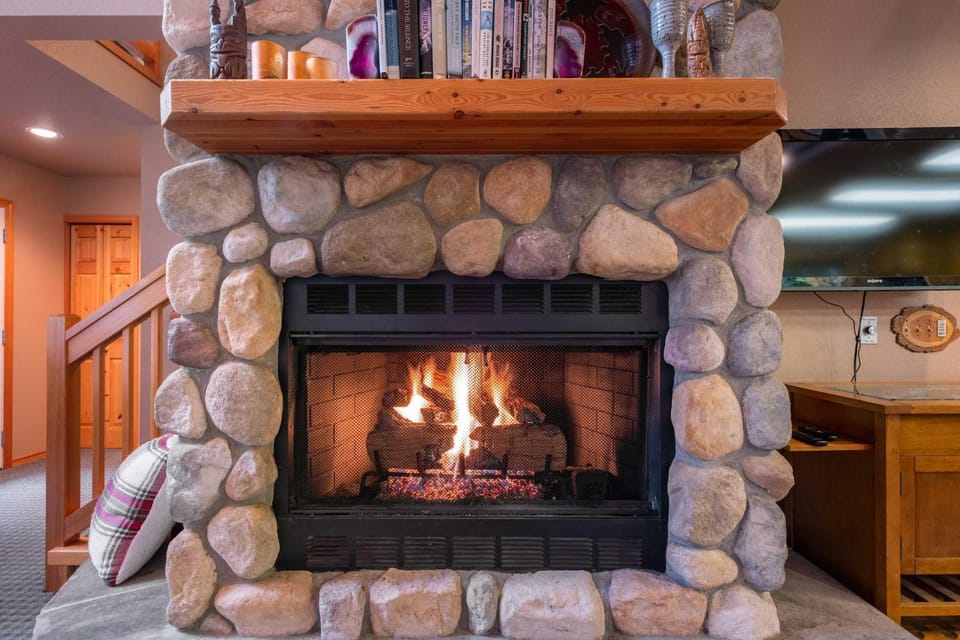 Ski Cabin 3br Hyak Fire Place 5 mins to Hill Cabin in Snoqualmie Pass