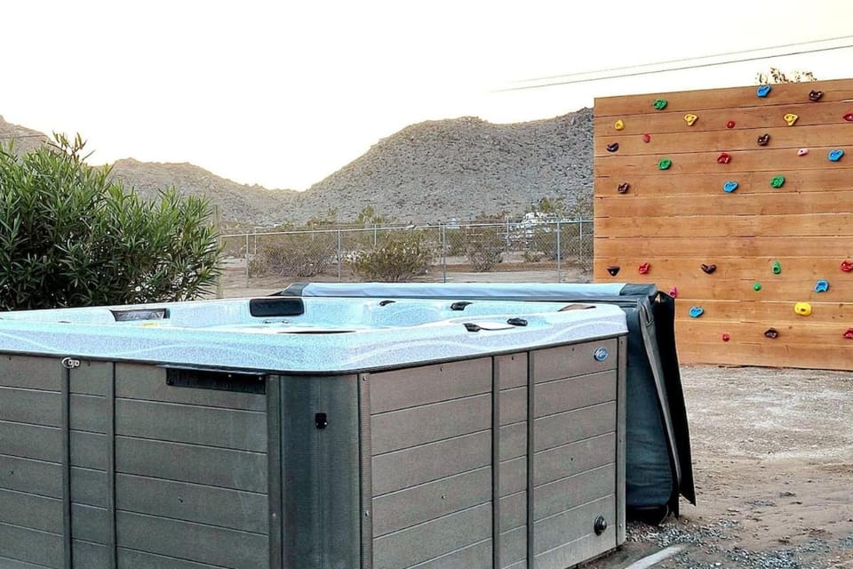 Joshua Tree Escape with Climbing Wall - Hot Tub House in Southern California