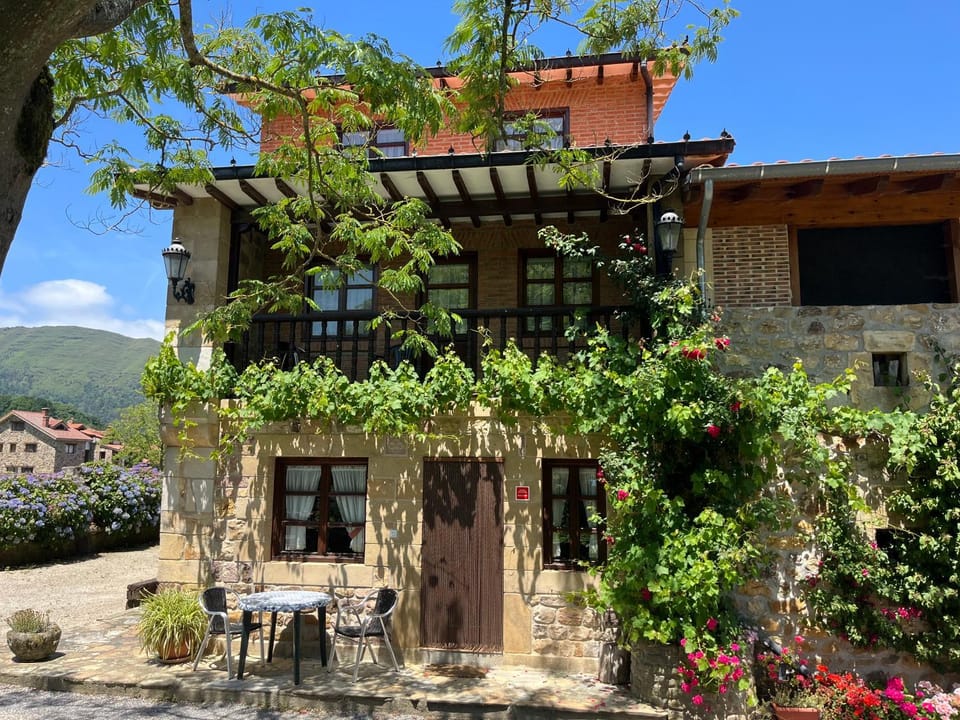 La Calleja de Ucieda Balcon House in Cantabria