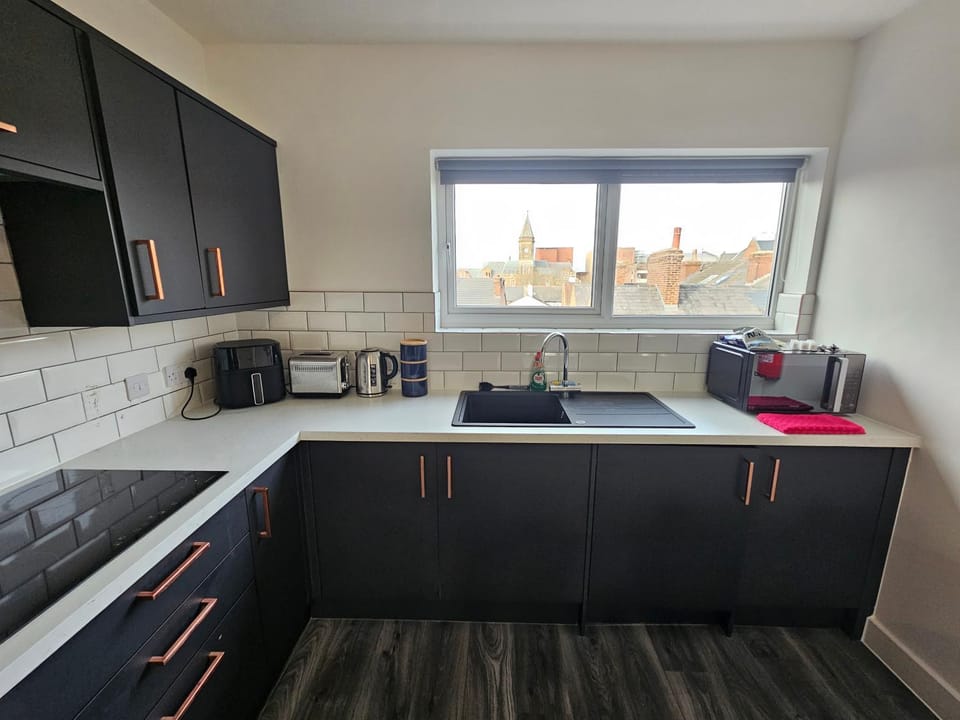 Coffee/tea facilities, Kitchen or kitchenette, stove, toaster