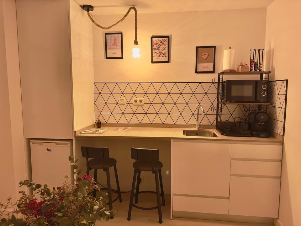Coffee/tea facilities, Kitchen or kitchenette, Dining area, minibar, oven, Internal: Not applicable to any particular room