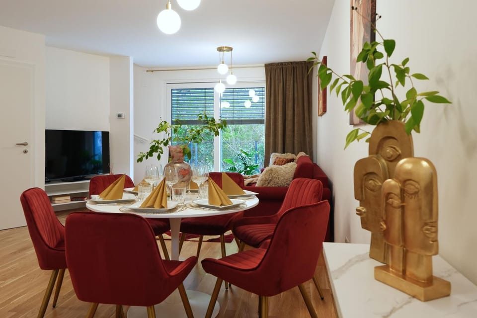 TV and multimedia, Living room, Seating area, Dining area