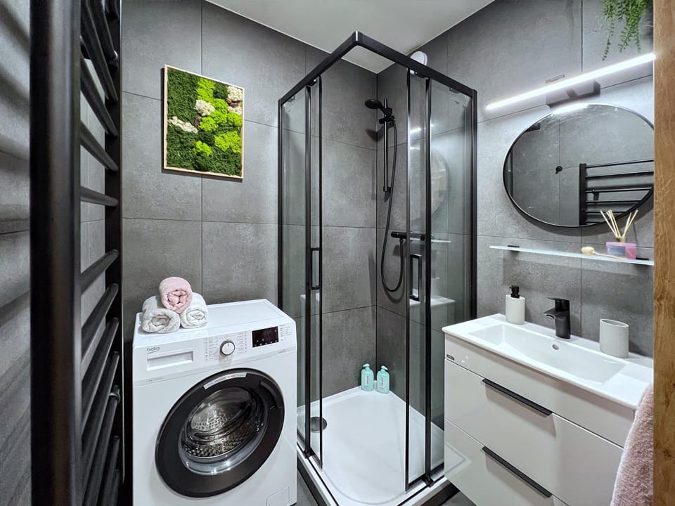 Shower, Bathroom, towels, washing machine