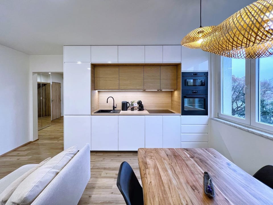 Coffee/tea facilities, Kitchen or kitchenette, Seating area, stove, toaster