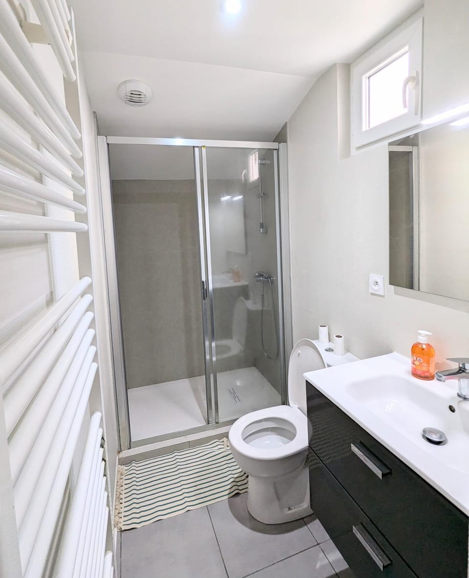 Shower, Toilet, Bathroom, towels