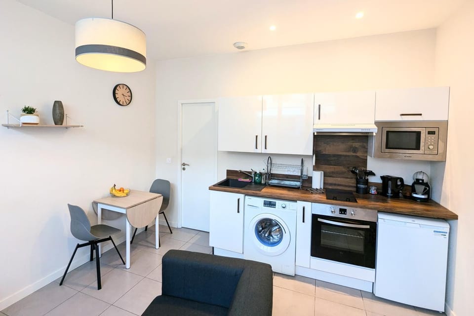 Coffee/tea facilities, Kitchen or kitchenette, Dining area, dishwasher, oven, stove, toaster