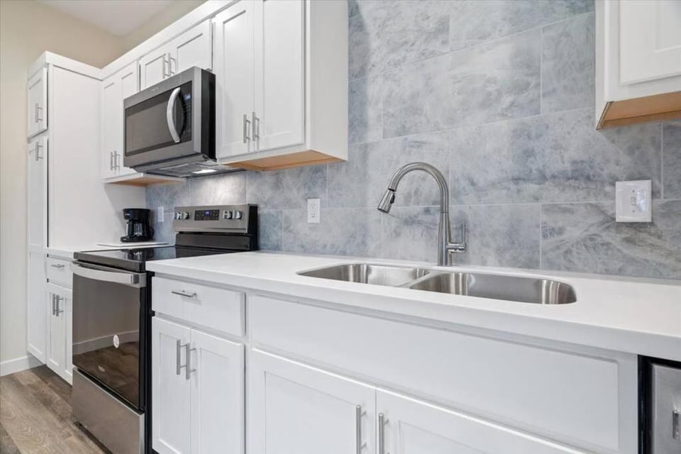 Spring at The Golden Goose including King Bed, Parking, Security and Laundry Apartment in Evansville