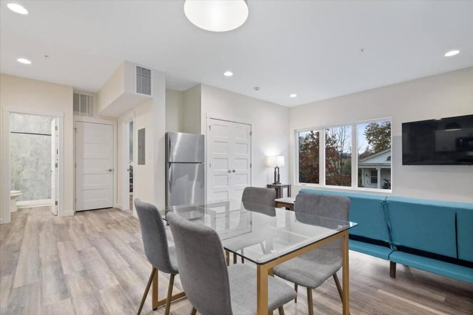 Spring at The Golden Goose including King Bed, Parking, Security and Laundry Apartment in Evansville