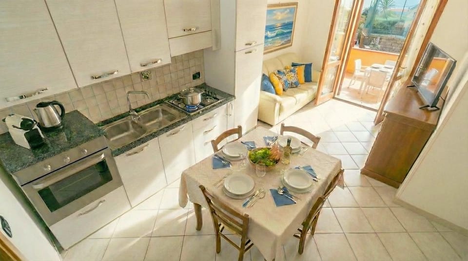 Coffee/tea facilities, Kitchen or kitchenette, Dining area, oven, stove