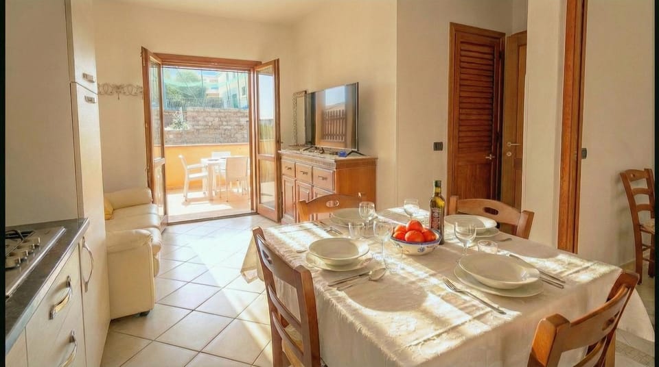TV and multimedia, Living room, Food and drinks, Seating area, Dining area, Food