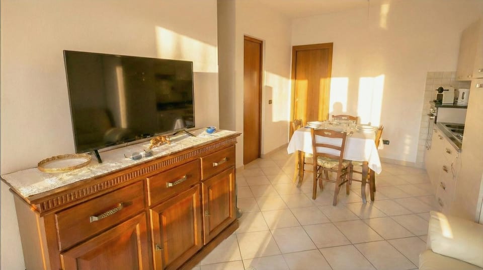 TV and multimedia, Living room, Seating area, Dining area