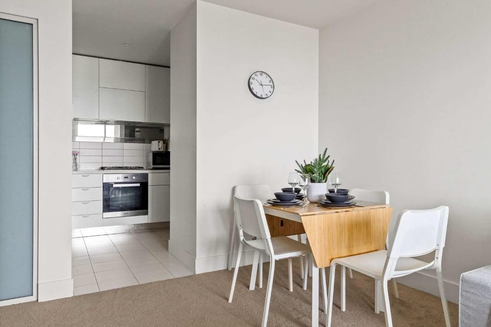 A Modern & Cozy 2BR Apartment with City Views Apartment in Melbourne
