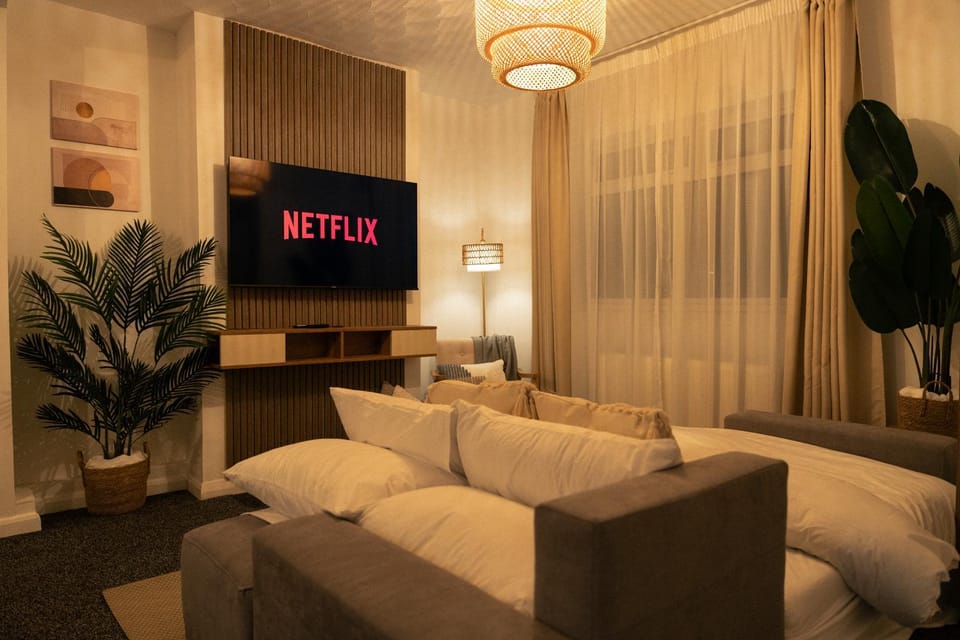 Communal lounge/ TV room, Bed, TV and multimedia, Living room, Evening entertainment