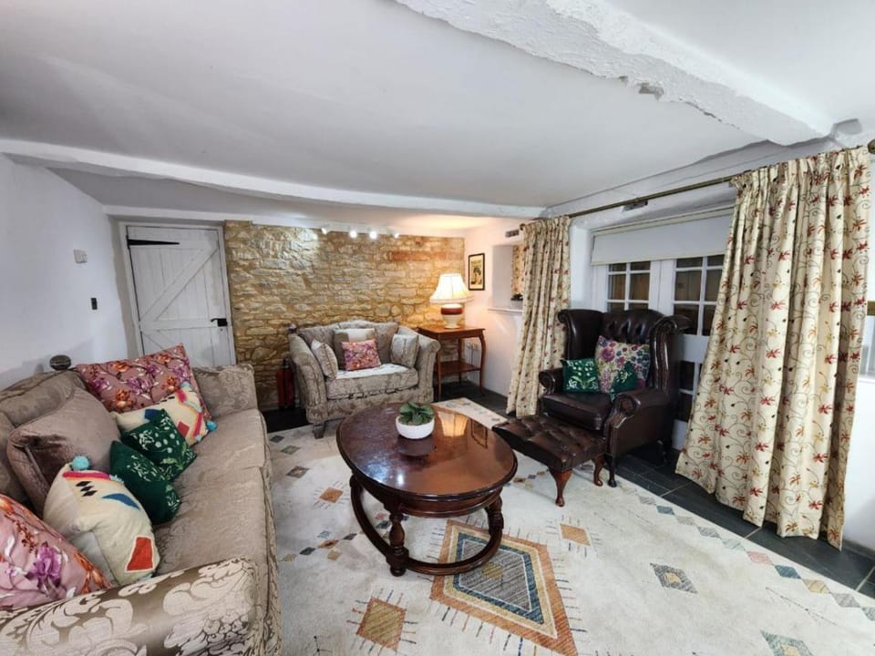 Swan Cottage, 5-Bedroom, Canal View, River, Private gardens, Free Parking's, WiFi, Oxford House in West Oxfordshire District