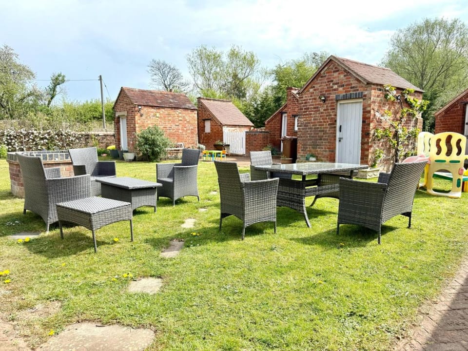 Swan Cottage, 5-Bedroom, Canal View, River, Private gardens, Free Parking's, WiFi, Oxford House in West Oxfordshire District