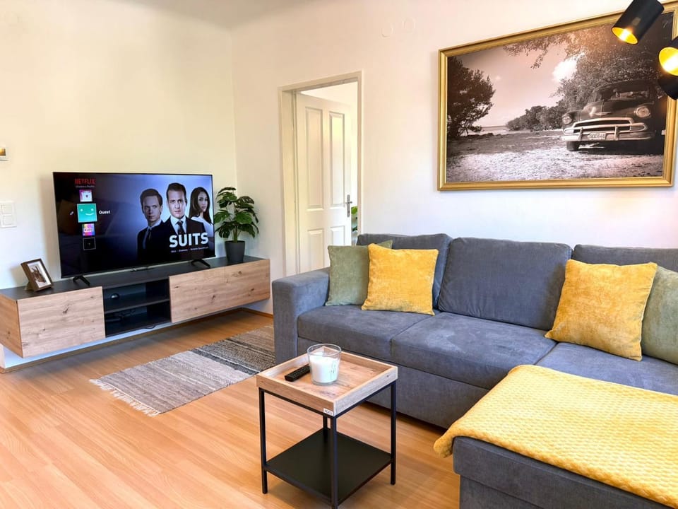 TV and multimedia, Living room, Seating area, Evening entertainment