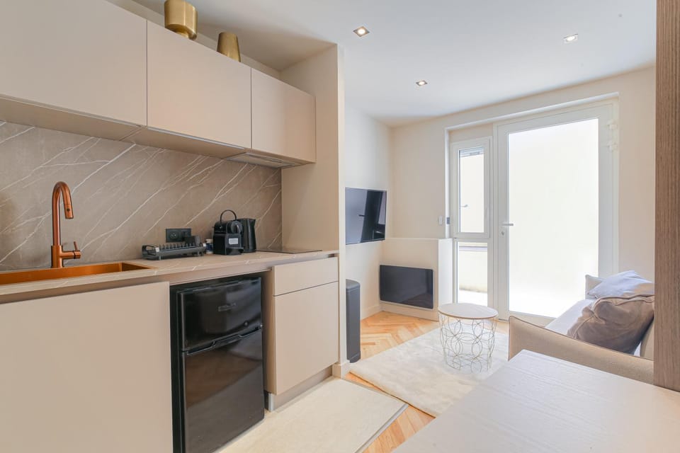 TV and multimedia, Kitchen or kitchenette, Living room, stove