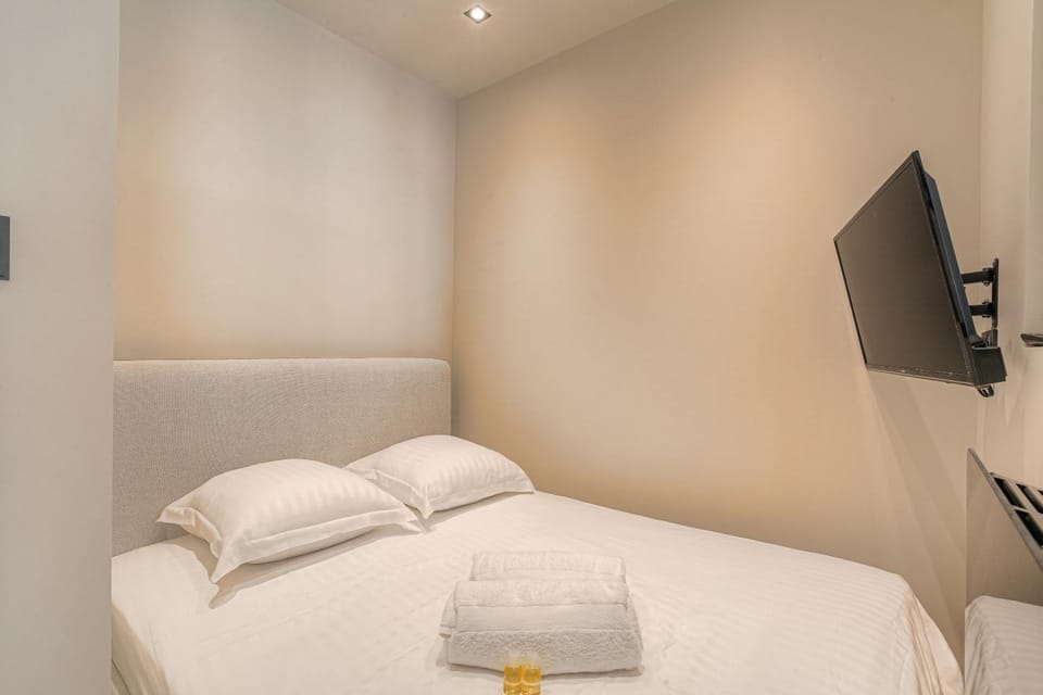 Bed, TV and multimedia, Photo of the whole room, Bedroom